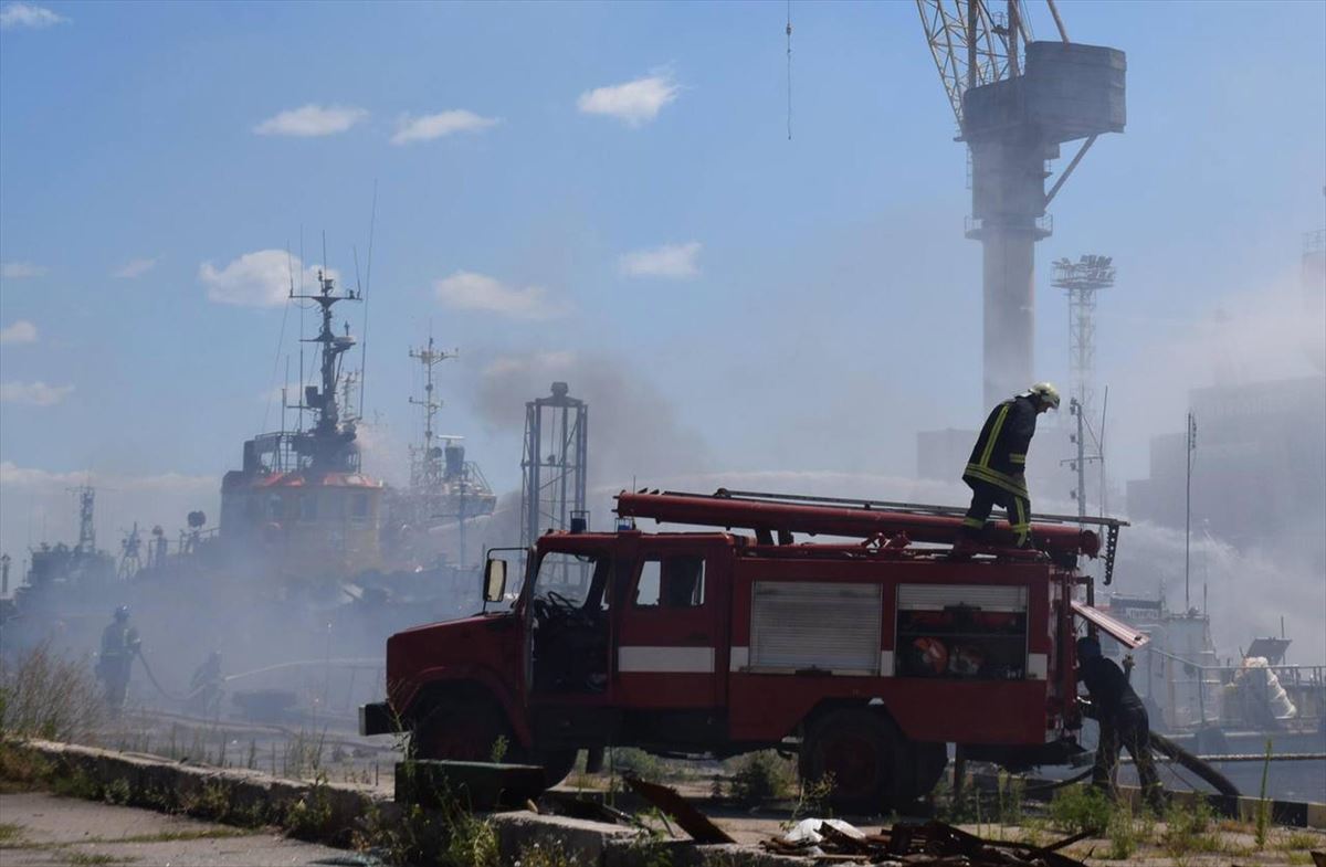 Bomberos trabajan tras el ataque en el puerto de Odesa