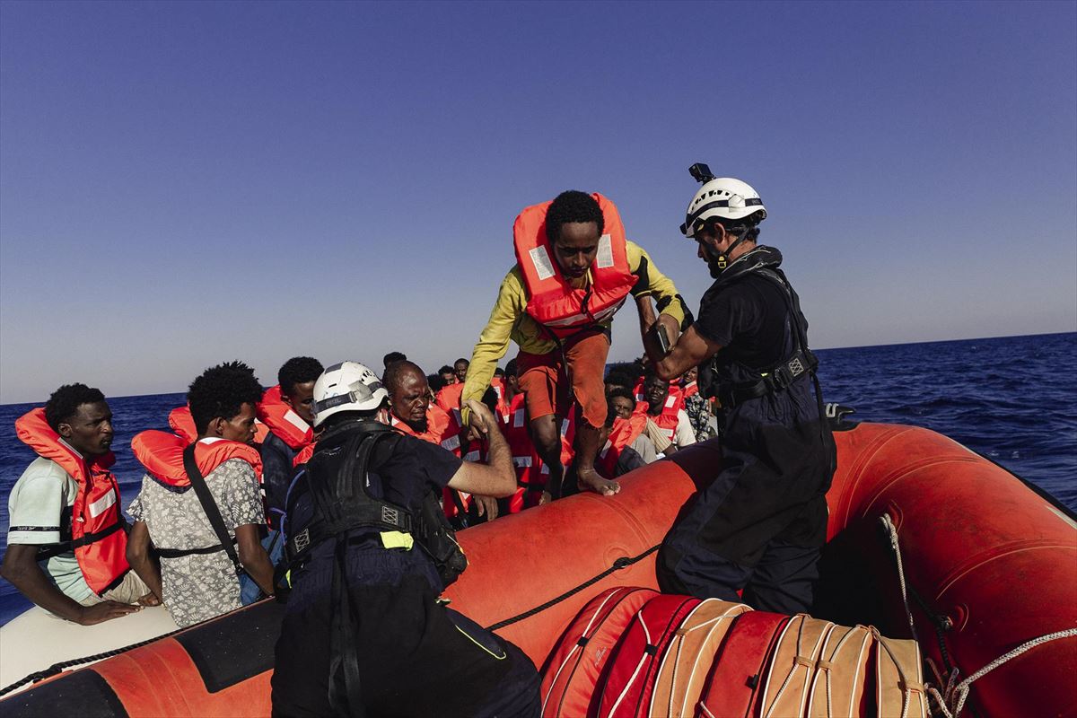 El Sea Watch 3, en uno de sus rescates frente a las costas italianas. Foto: EFE