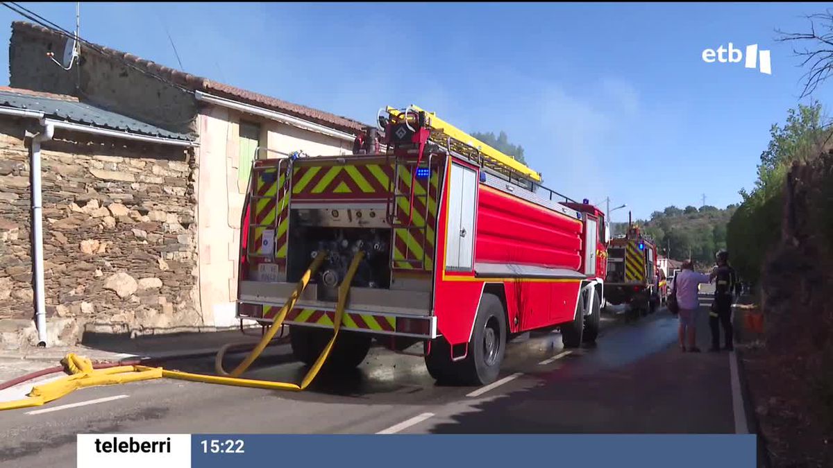 Dotaciones de bomberos trabajando en los incendios de Burgos