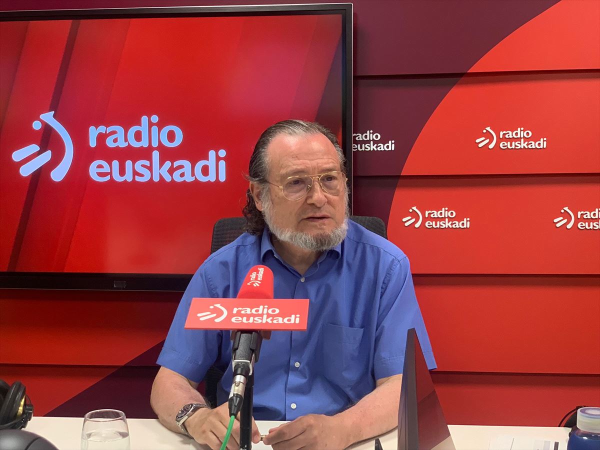 Santiago Niño-Becerra, hoy, en Radio Euskadi. EITB. 