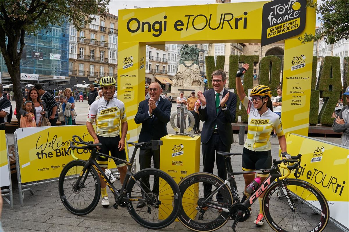 Los ultrafondistas Julián Sanz y Ziortza Villa llegan con el trofeo del Tour a Vitoria-Gasteiz