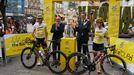 Los ultrafondistas Julián Sanz y Ziortza Villa llegan con el trofeo del Tour a Vitoria-Gasteiz