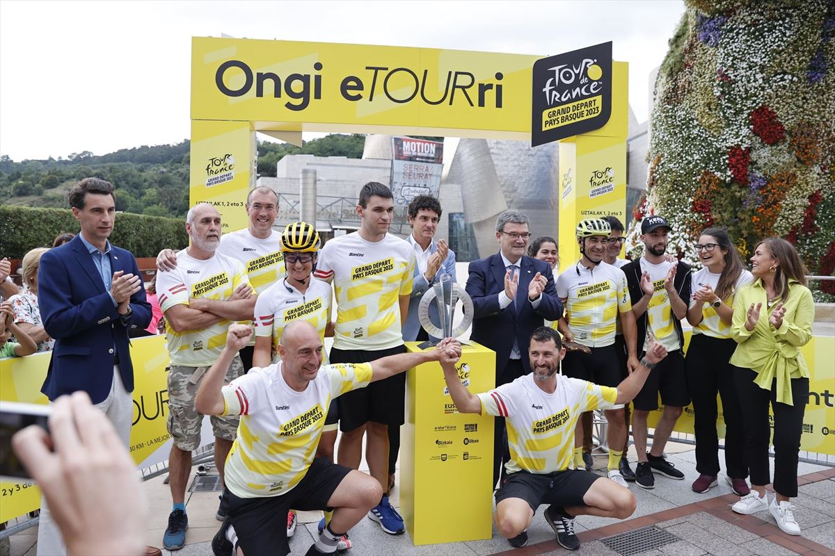 El trofeo del Tour de Francia 2023 en Bilbao. Foto: EFE