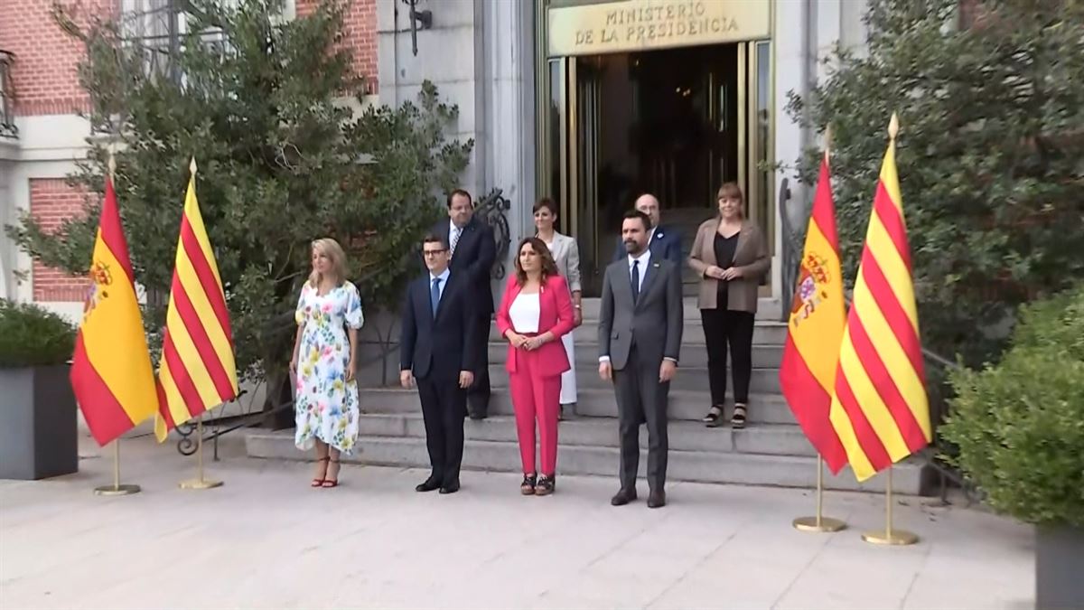 Las delegaciones española y catalana, antes de la reunión.