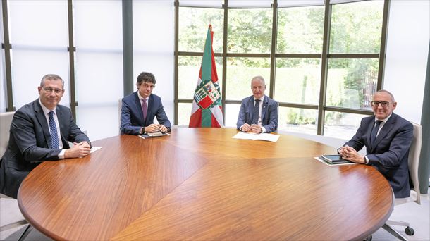 El lehendakari Iñigo Urkullu junto a los tres diputados generales. Foto: Irekia