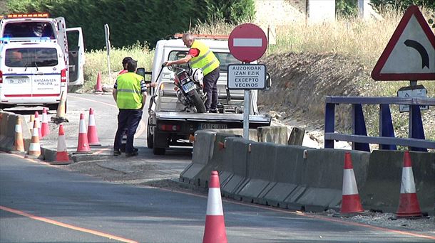 Agentes de la Ertzaintza en el lugar del accidente. Foto: EFE