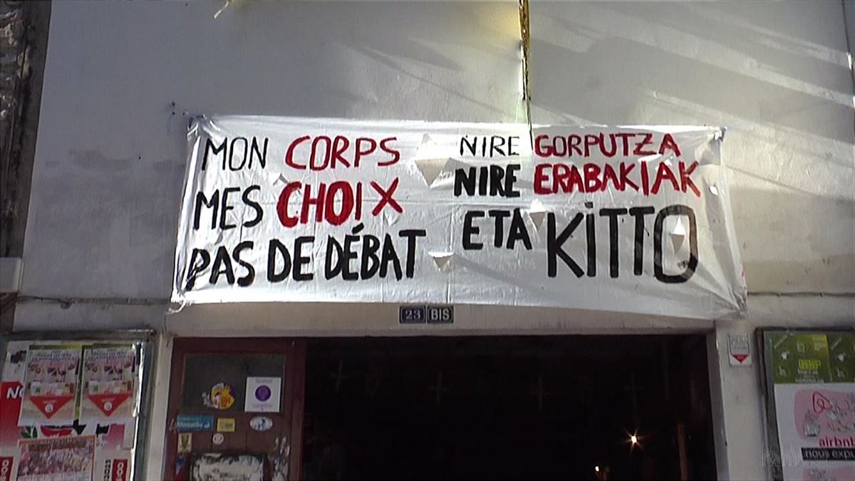 Cartel contra las agresiones sexuales en fiestas de Baiona. Foto: EITB Media