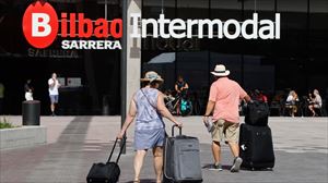 Los turistas y sus problemas para encontrar la entrada en la Intermodal de Bilbao