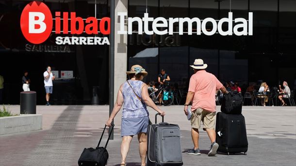 Los turistas y sus problemas para encontrar la entrada en la Intermodal de Bilbao