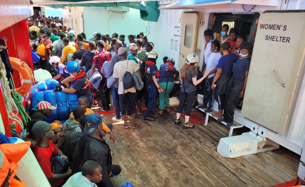 En total, 'Oceans Viking' ha rescatado 380 migrantes estos días. Foto: @SOSMedItalia