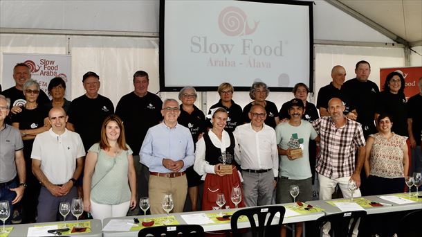 Integrantes de Slow Food Araba, personas premiadas y autoridades