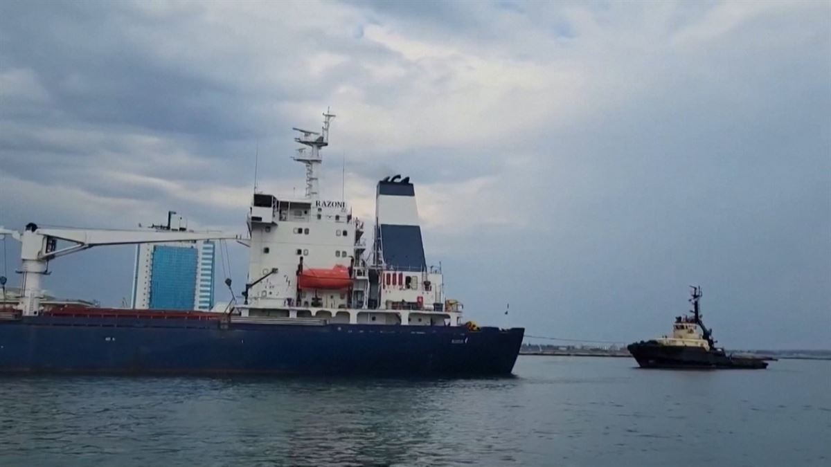 El barco saliendo del puerto de Odesa.