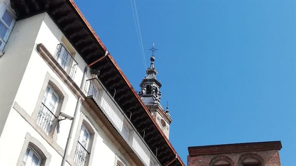 Pendientes de la puesta a punto del reloj de la torre de San Miguel de Vitoria-Gasteiz