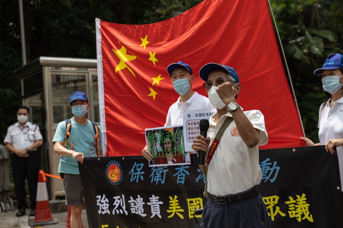 Partidarios de China protestan ante el Consulado General de Estados Unidos en Hong Kong. Foto: EFE.