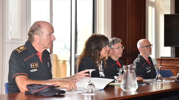 Bujanda, en primer plano, en la reunión de hoy en San Sebastián. 