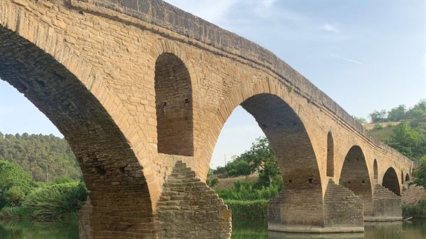 El puente medieval data del siglo XI. GORKA LOPEZ DE MUNAIN