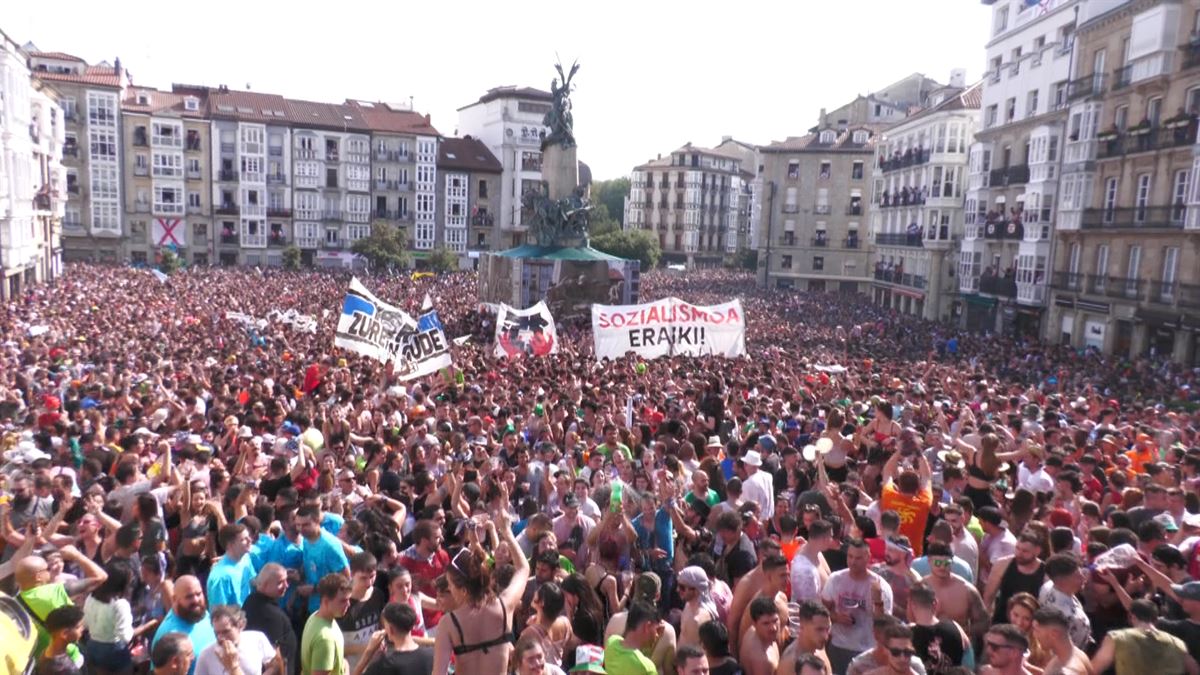 50.000 personas celebran la bajada de Celedón en la plaza de la Virgen Blanca