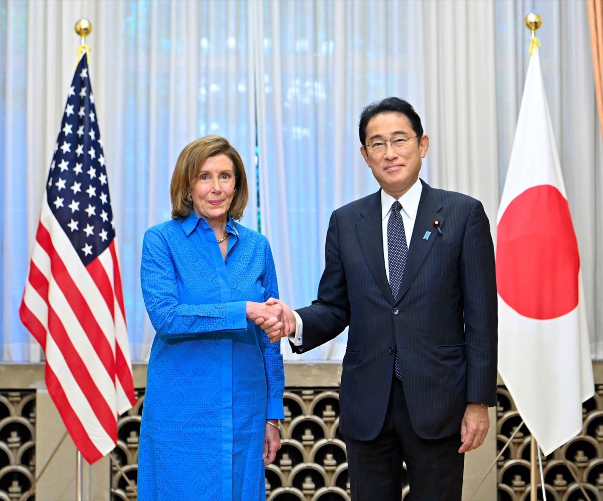 Pelosi y el Primer Ministro japonés este viernes. Foto: EFE.