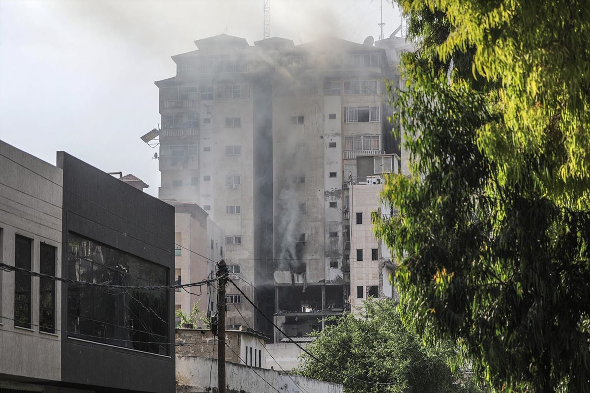 Ataque aéreo israelí contra un edificio en Gaza. Foto: EFE