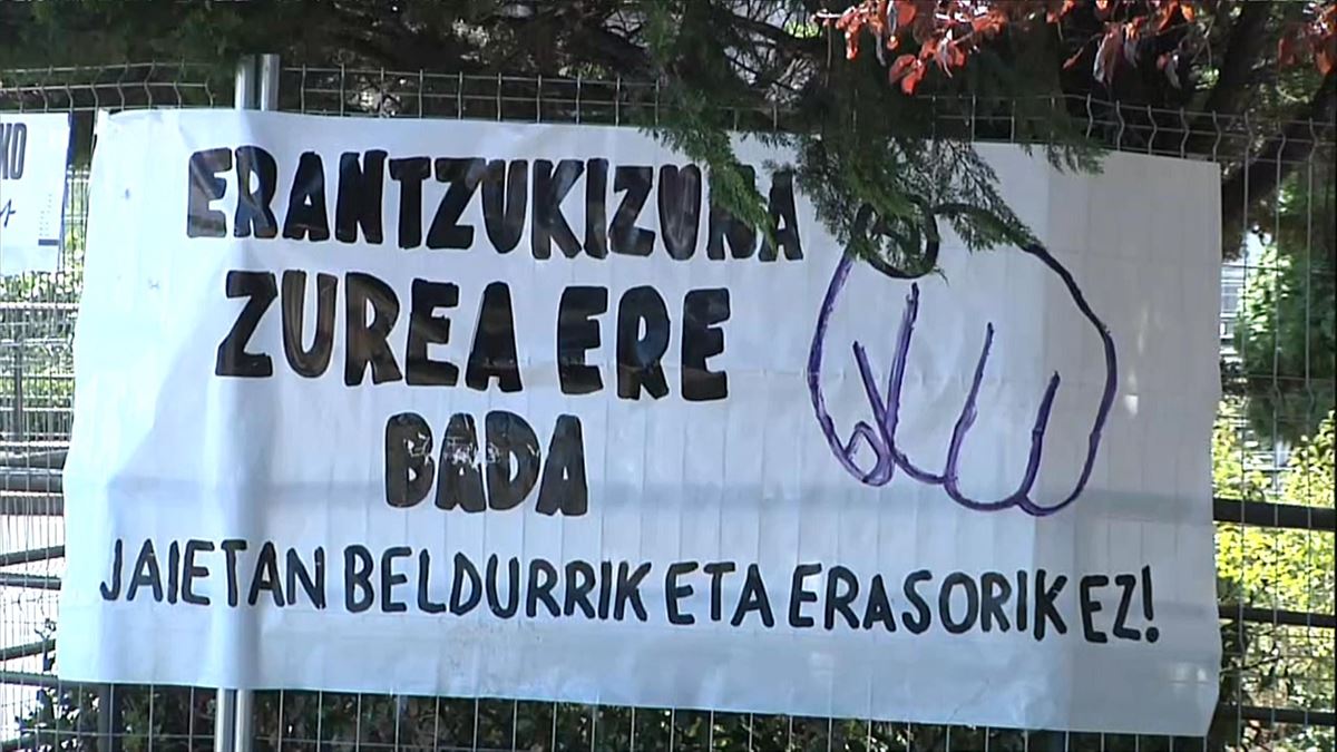 Imagen de una pancarta contra los pinchazos, en las fiestas de Algorta. Foto: EITB MEDIA