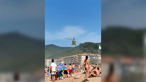 Helikoptero bat Bakioko hondartzan lurreratu da, ondoezik zegoen emakume bat ebakuatzeko