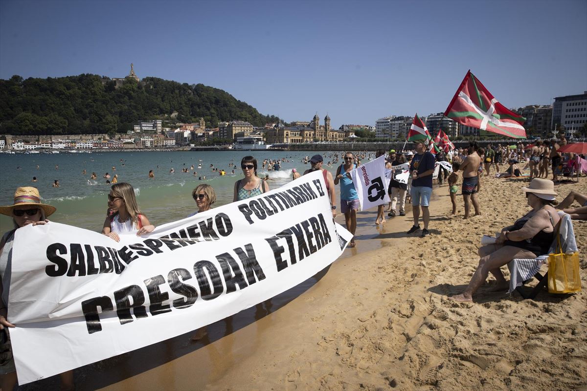 Protesta de Etxerat en la playa de La Concha. Foto: EFE