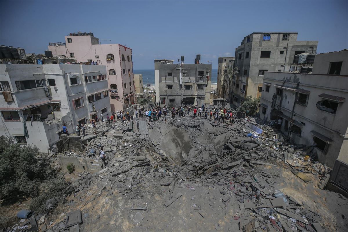 Los palestinos inspeccionan una casa destruida tras los ataques aéreos israelíes