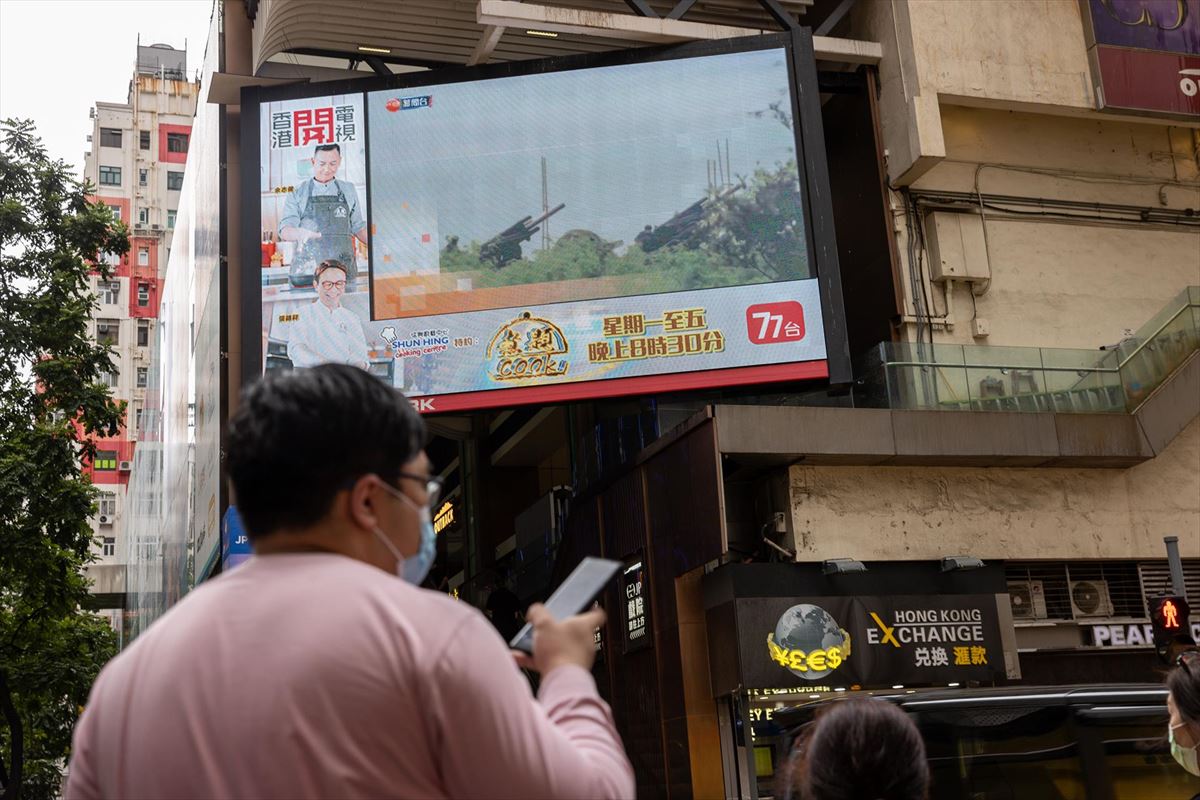 Civiles contemplan en Hong Kong las maniobras iniciadas por Taiwán