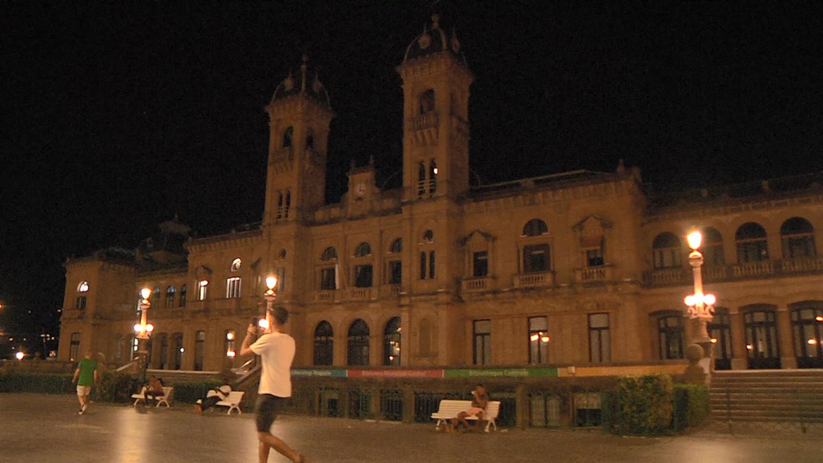 El Ayuntamiento de San Sebastián, a oscuras. 