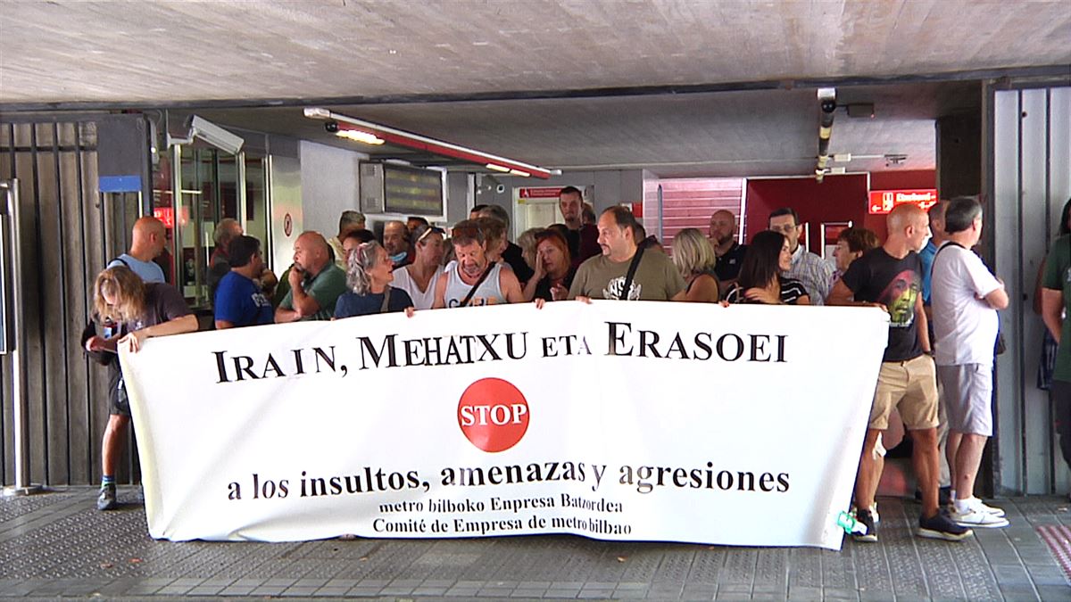 La plantilla de Metro Bilbao se concentró ayer para denunciar las agresiones. 