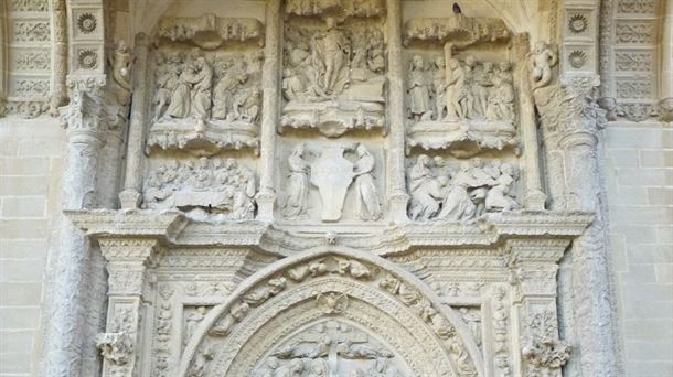 Detalle de la portada del monasterio de Ntra, Sra. de la Piedad de Casalarreina (La Rioja).