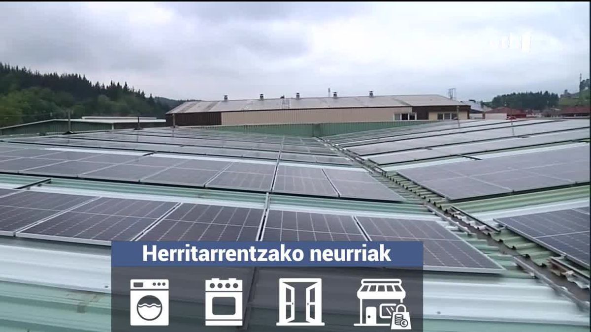 Panel fotovoltaikoa batzuk. 