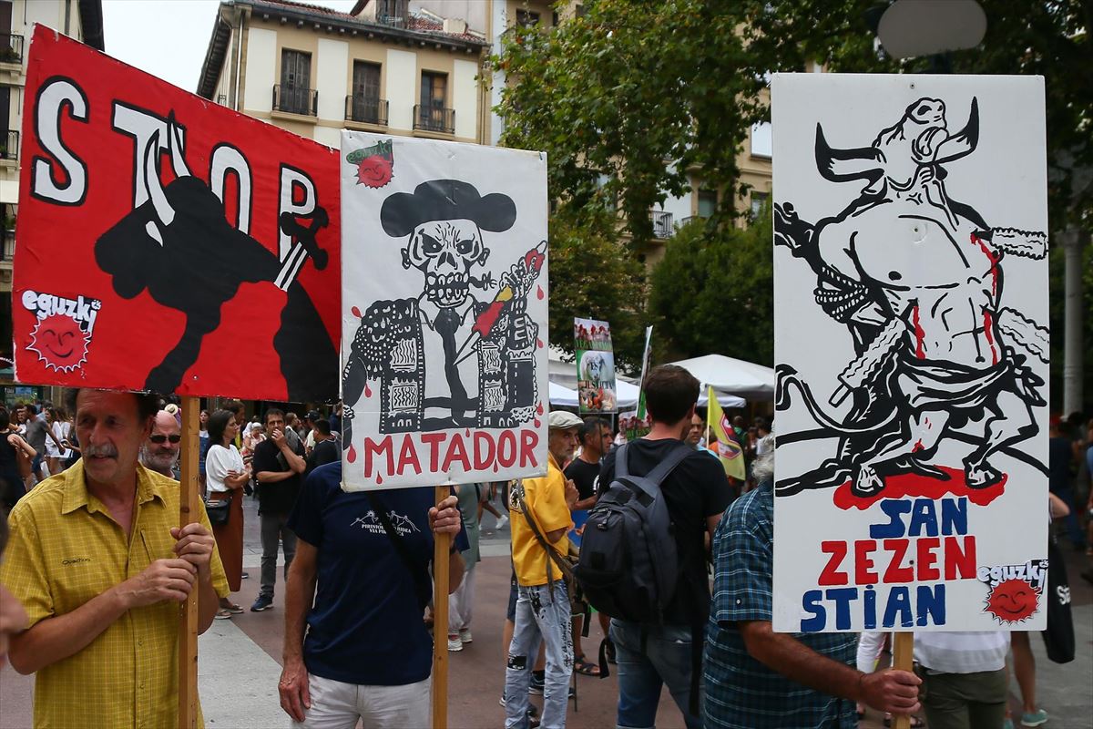 Gente porta pancartas contra las corridas de toros en Donostia. Foto: EFE