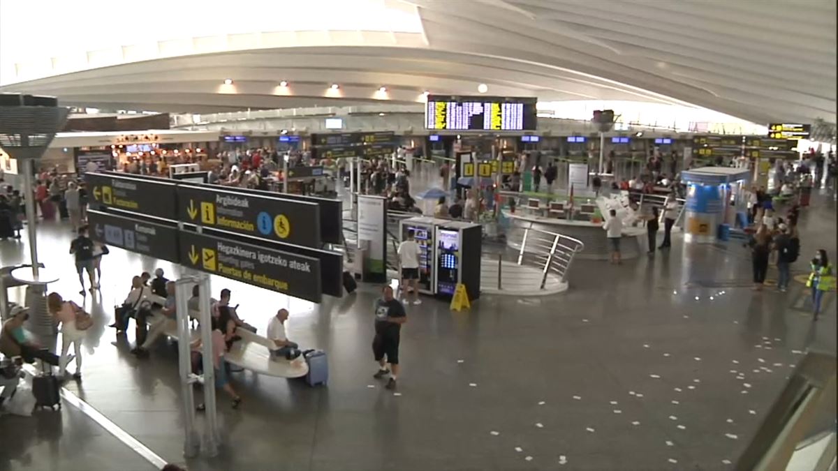Aeropuerto de Loiu-Bilbao lleno de viajeros. Imagen obtenida de un vídeo de EITB. 