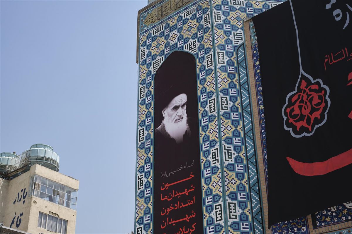Retrato del ayatolá Jomeiní, en el Santuario de Saleh, en Irán. EFE