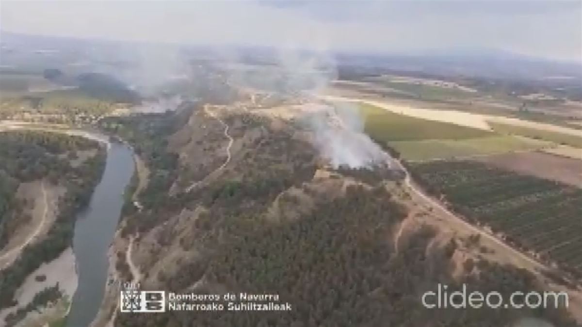 Uno de los incendios. Imagen obtenida de un vídeo de @bomberos_na.