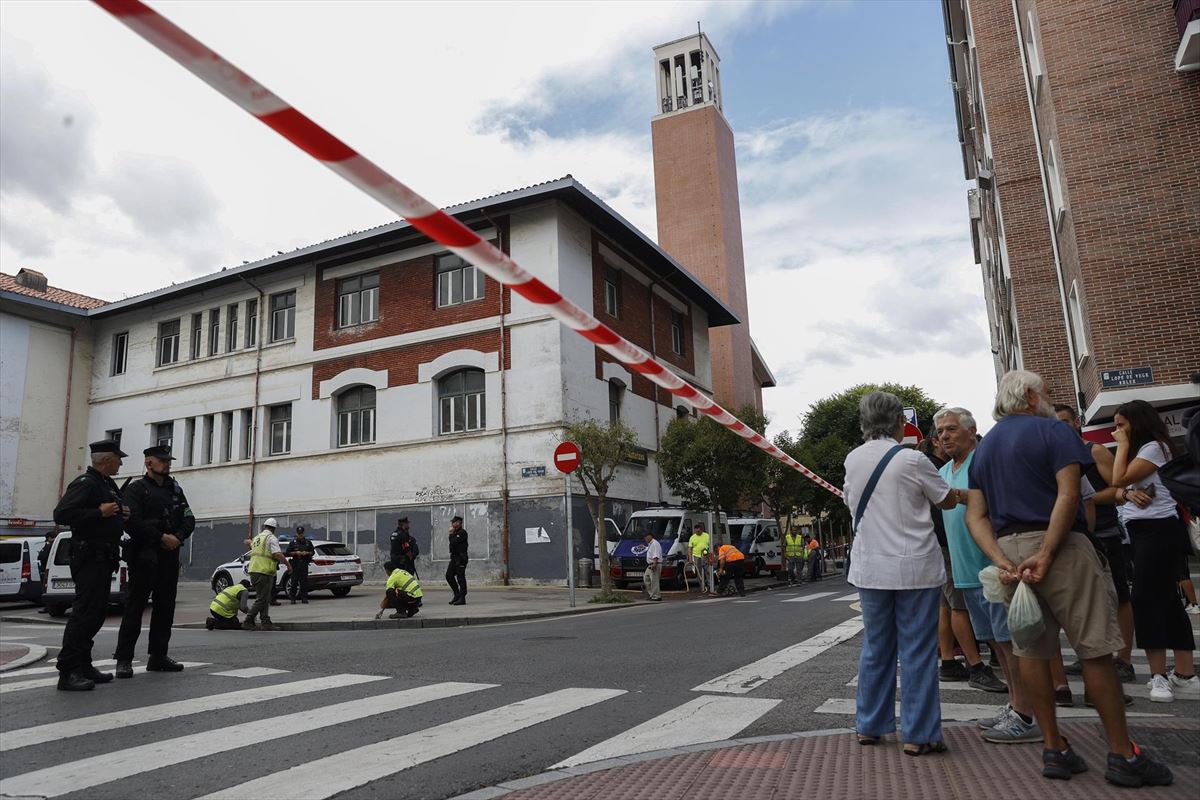 El edificio acordonado, el pasado verano. Foto de archivo: EFE