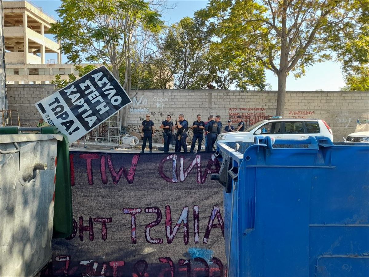 Policías esperando a la entrada del campamento en Atenas. Foto: Solidarity with Migrants
