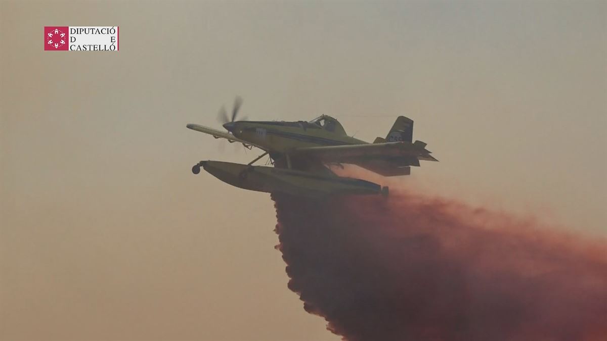 Avión sobrevuela el incendio. Imagen obtenida de un vídeo de Agencias.