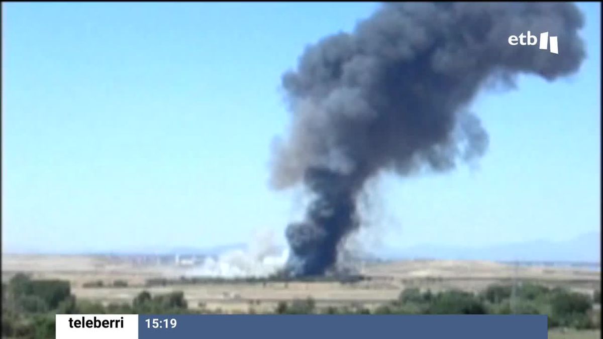 El avión estrellado en una foto sacada de un vídeo de EITB Media.