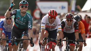 Sam Bennett se lleva la victoria de etapa al esprint y Teunissen es el nuevo líder