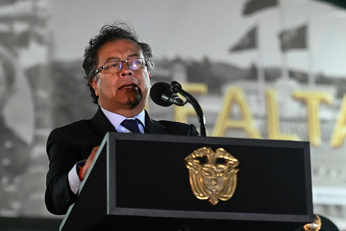 Gustavo Petro Bogotan, buruzagi militarren aurrean hizketan. Argazkia: EFE