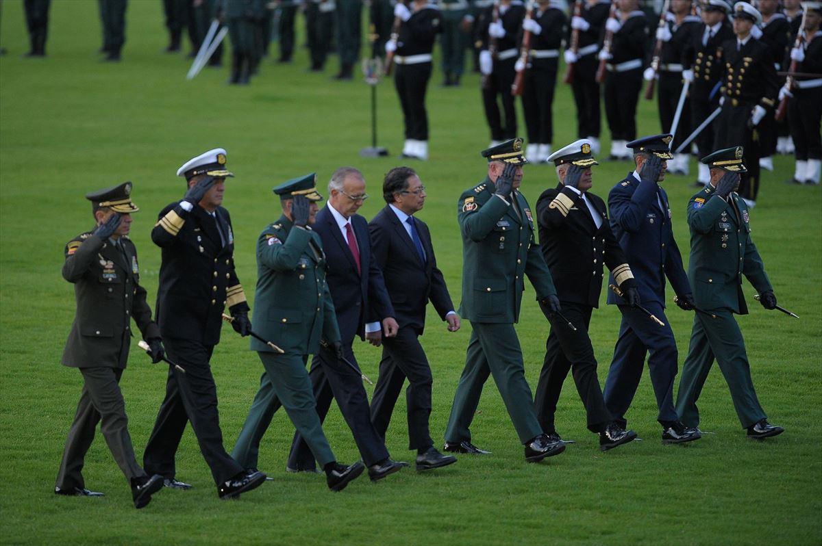 El presidente de Colombia, Gustavo Petro (c), junto a su ministro de Defensa, Iván Velazquez (c-i), participa en la Ceremonia de Transmisión de Mando y de Reconocimiento de las Tropas Militares