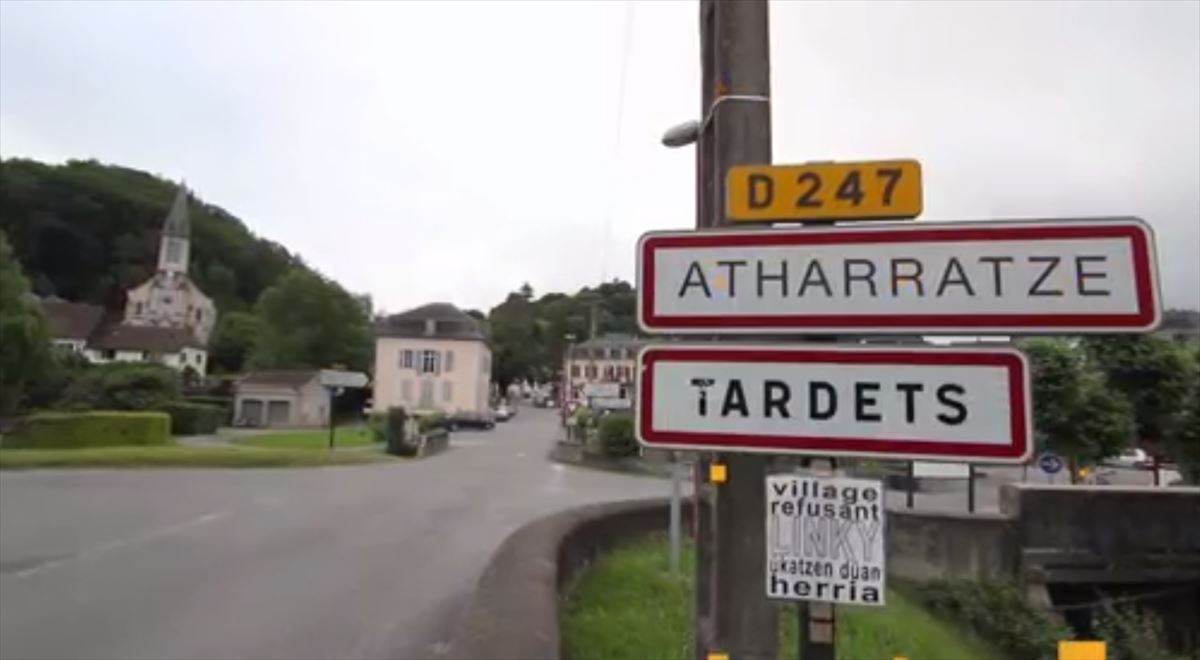 Cartel de entrada de Atharratze, capturada de un vídeo de EITB Media.