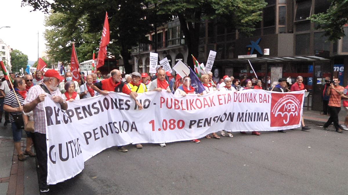 El movimiento de pensionistas durante la manifestación que ha recorrido las calles de Bilbao
