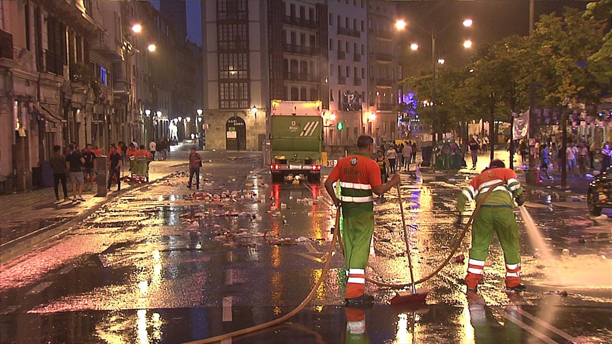 Garbiketa zerbitzuak lanean. EITB Mediaren bideo batetik ateratako irudia.