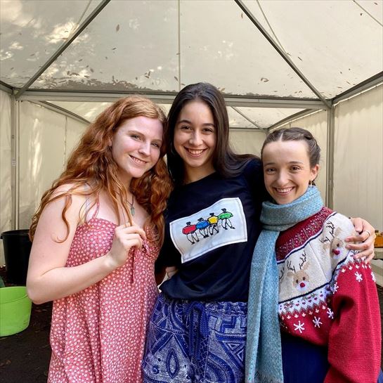 Malen Azpirotz (Iraia), Mikele Arizkorreta (Saioa) eta Lorea Intxausti (June)