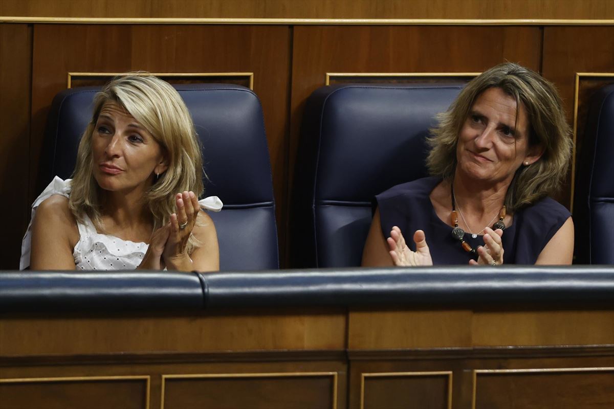 Las ministras Yolanda Díaz y Teresa Ribera en el Congreso. Foto: EFE