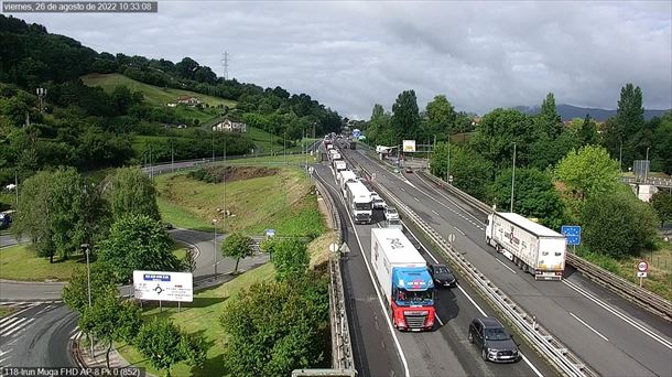 Colas de vehículos esta mañana en la muga. Foto: Departamento de Seguridad.