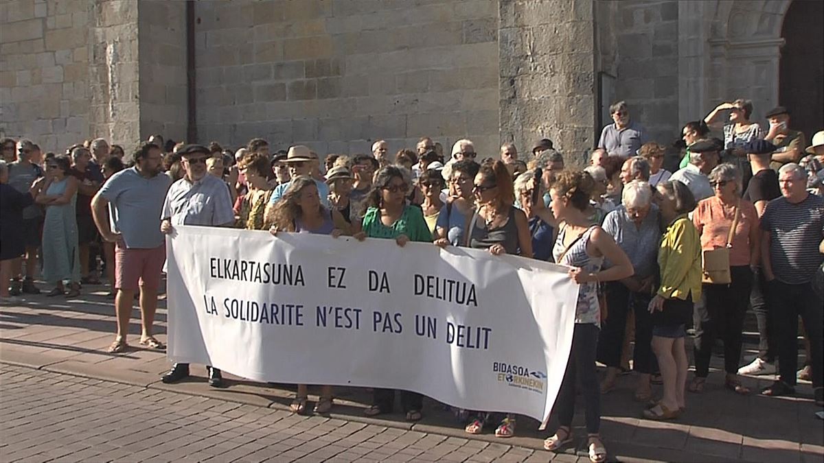 Concentración de protesta, esta tarde, en Urruña. Captura de imagen de un vídeo de EITB Media.